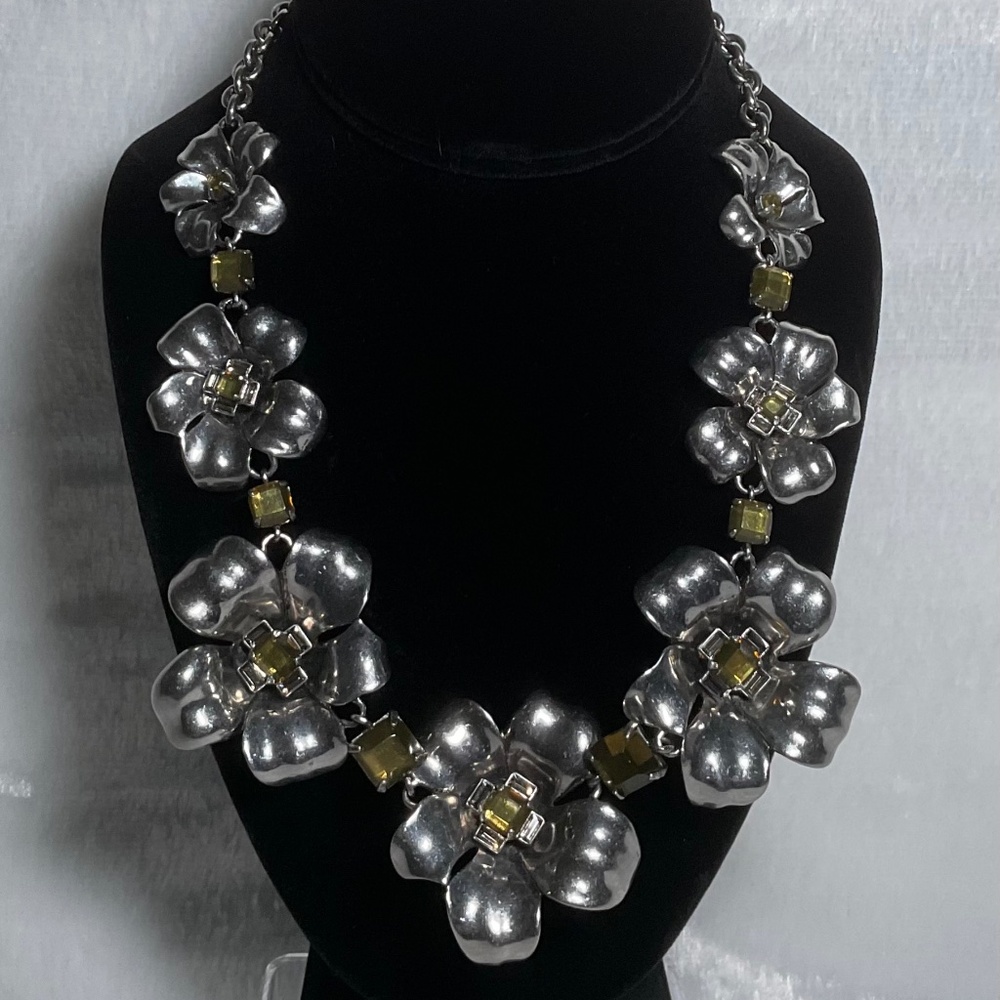 Marc by Marc Jacobs Stunning Modern Silver Tone Flower Necklace